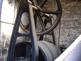 ../2000/10/14-dumbo-NY-elevator.jpg
