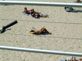 ../2002/10/12-sydney-AUS-bondi-beach-topless.jpg