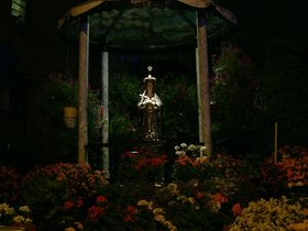 ../2003/08/28-brooklyn-NY-carroll_gardens-garden-madonna.jpg