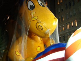 ../2003/11/26-manhattan-NY-parade-dinosaur-balloon.jpg