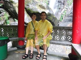 ../2007/08/07-1007-joseph-wufengchi-TWN-falls-nora-joe.jpg