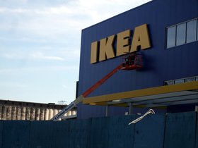 ../2008/04/05-1326-redhook-NY-ikea-man.jpg