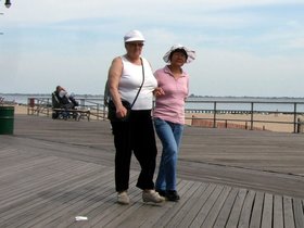 ../2009/05/22-1518-brooklyn-NY-coney_island-ladies.jpg