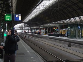 ../2010/03/28-1042-amsterdam-NLD-train-platform.jpg