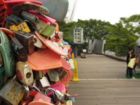 28-0937-KOR-namsan-locks-love-seoul.jpg