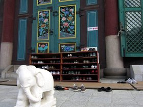 29-1139-jogyesa-shoes-KOR-temple-seoul.jpg