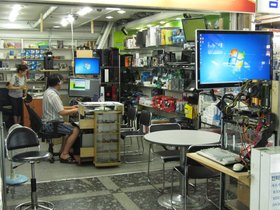 30-1100-KOR-market-electronic-shop-seoul.jpg