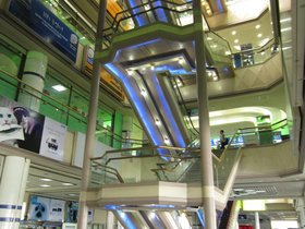 30-1101-KOR-market-stairs-electronic-seoul.jpg