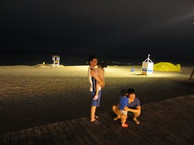 ../2012/08/01-2009-KOR-beach-kid-gangneung-boardwalk.jpg