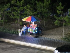 01-2125-fireworks-KOR-beach-vendor-gangneung.jpg