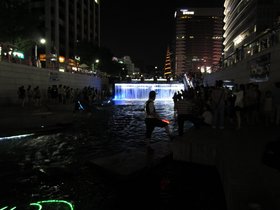 04-2051-cop-KOR-cheonggyecheon-seoul.jpg