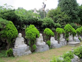06-1200-statue-KOR-temple-seoul.jpg