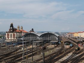 ../2018/05/23-1519-train-prague-CZE-station-building.jpg