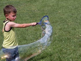 ../2018/07/28-1448-birthday-kid-bubbles.jpg