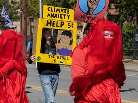 ../2022/10/09-1237-parade-honk.jpg
