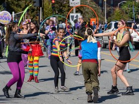../2022/10/09-1240-parade-honk.jpg