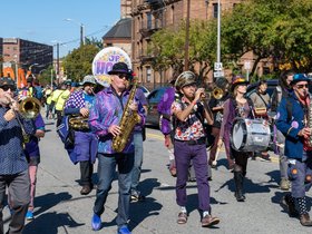 ../2022/10/09-1241-parade-honk.jpg