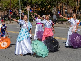 ../2022/10/09-1246-parade-honk.jpg