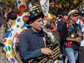 ../2022/10/09-1247-parade-honk.jpg