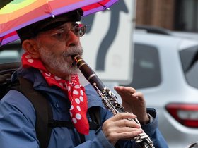 ../2025/10/12-1311-parade-honk.jpg