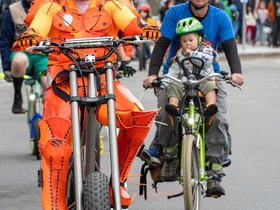 ../2025/10/12-1316-parade-bike-honk.jpg