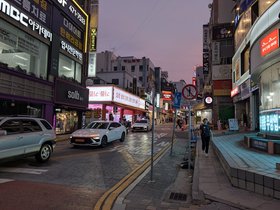 ../2026/07/28-1947-KOR-daejeon-night-skate-street.jpg